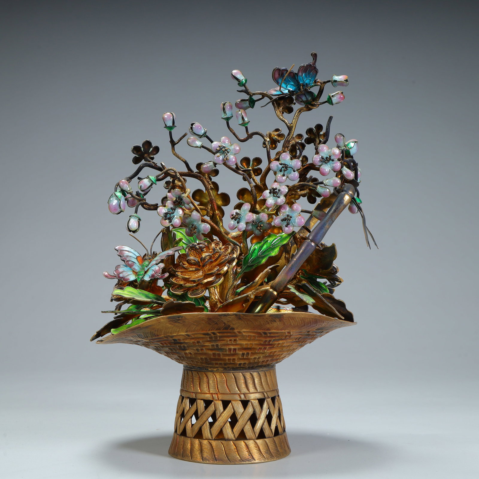 A silver-gilt silk burnt blue flower ornament: Silver gilt silk burnt blue flower ornament SIZE: H:21cm L:15cm W:11cm W:506g (The Dimensions Of All Batches Are Manually Measured.If You Need More Detailed Information, Please Contact Our Customer Se