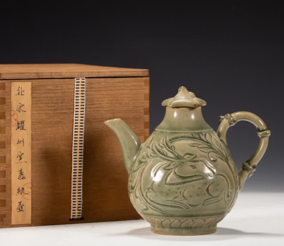 A deer pattern bottle in the Yaozhou kiln of the Song Dynasty: Song Dynasty Yaozhou kiln deer pattern bottle SIZE: L:19cm W:12cm H:16cm (The Dimensions Of All Batches Are Manually Measured.If You Need More Detailed Information, Please Contact Our Customer Service