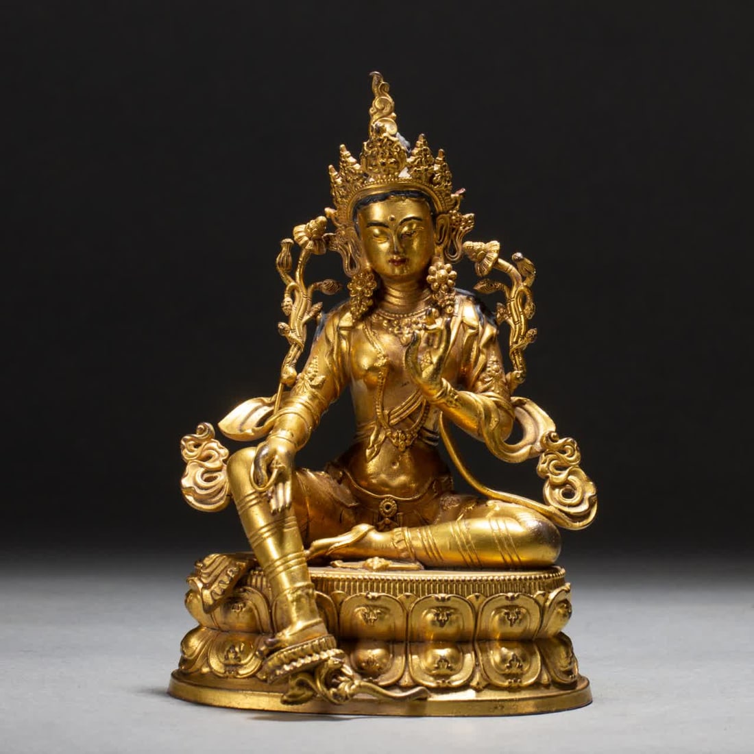 A bronze gilt Buddha statue of the Qing Dynasty: A copper-gilt Buddha statue of the Qing Dynasty SIZE: L:11cm W:10cm H:16cm (The Dimensions Of All Batches Are Manually Measured.If You Need More Detailed Information, Please Contact Our Customer Servi