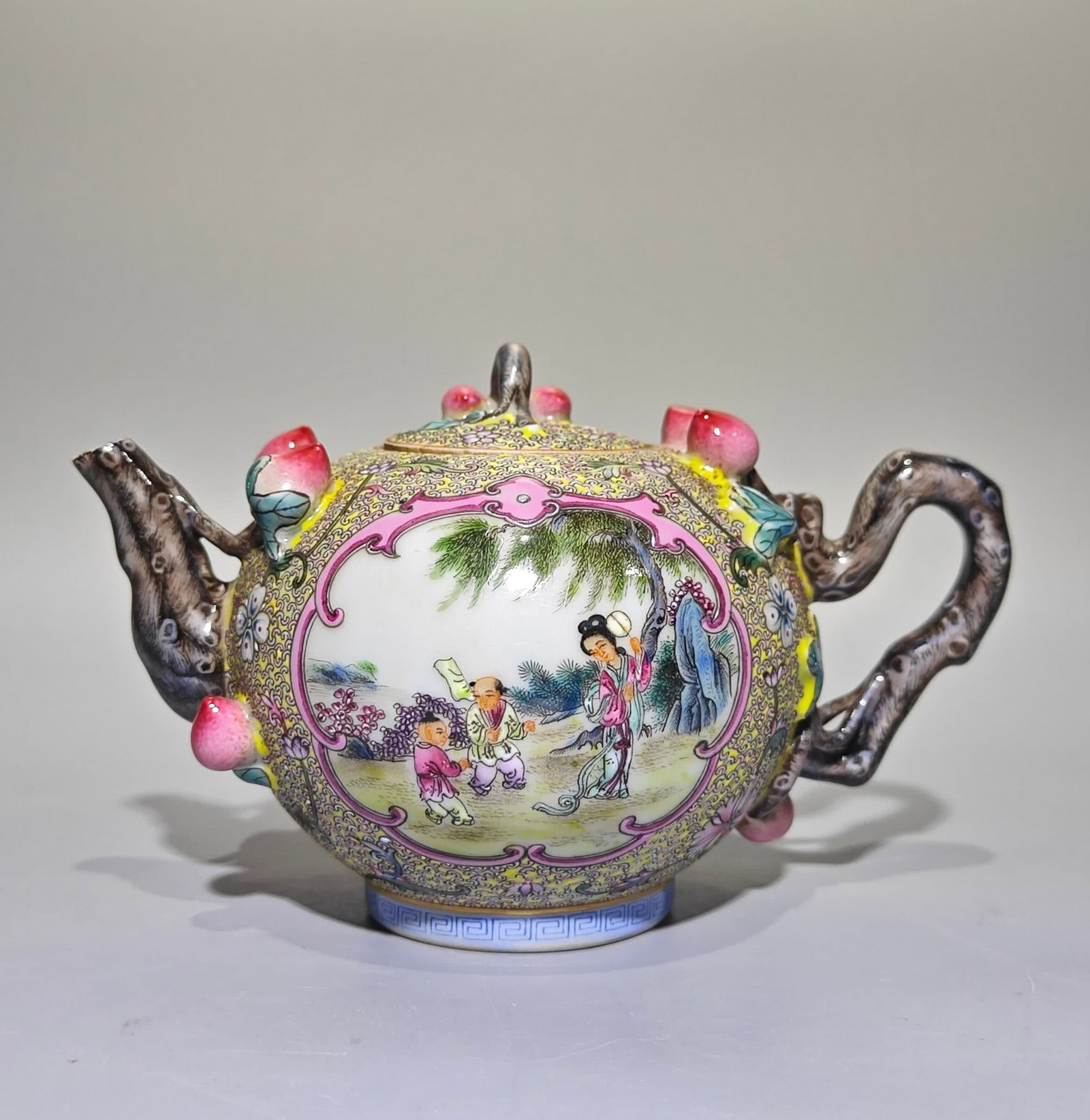 A Qing Dynasty ancient Yuexuan window figure longevity peach teapot: Qing Dynasty Gu Yuexuan window opening figure longevity peach teapot SIZE: H:12cm W:18.5cm (The Dimensions Of All Batches Are Manually Measured.If You Need More Detailed Information, Please Contact Ou