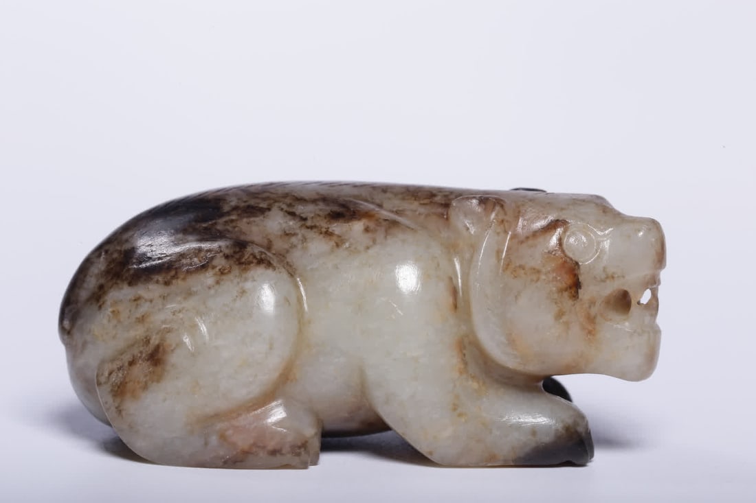 A Qing Dynasty Hetian jade seed material with skin Qinrui beast: Qing Dynasty Hetian jade seed material with skin Qinrui beast SIZE: L:4.9cm W:2.4cm H:2.1cm W:41.6g (The Dimensions Of All Batches Are Manually Measured.If You Need More Detailed Information, Please C