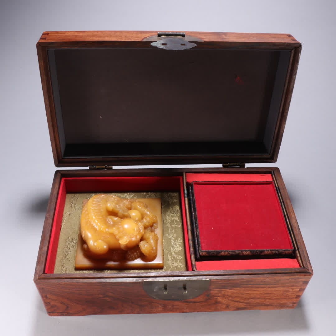 A Qing Dynasty Tian Huang Shizi female beast button seal: Qing Dynasty Tian Huang Shizi Mother Beast Button Seal SIZE: H:7.3cm W:10cm W:1185.2g (The Dimensions Of All Batches Are Manually Measured.If You Need More Detailed Information, Please Contact Our Cus