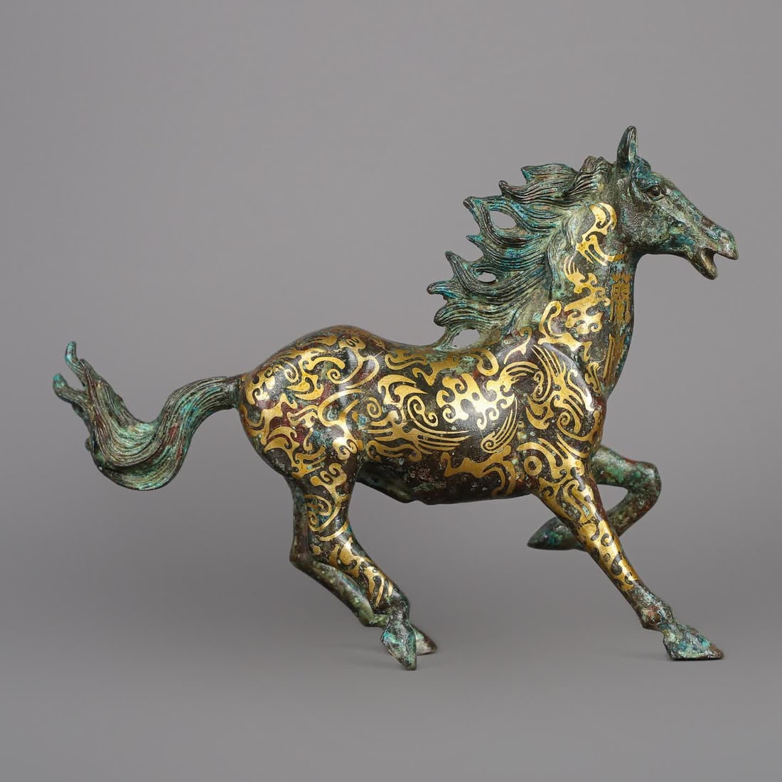 A Han Dynasty bronze Cuojin galloping horse: Han Dynasty bronze Cuojin galloping horse SIZE: W:1050g L:22cm W:5cm H:17cm (The Dimensions Of All Batches Are Manually Measured.If You Need More Detailed Information, Please Contact Our Customer Serv