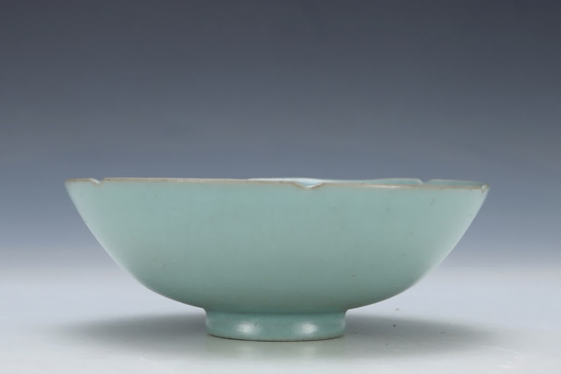 A Song Ru kiln sky blue glazed sunflower mouth bowl: Song Ru kiln sky blue glazed sunflower mouth bowl SIZE: H: 5.5cm Abdominal diameter 14.8cm (The Dimensions Of All Batches Are Manually Measured.If You Need More Detailed Information, Please Contact