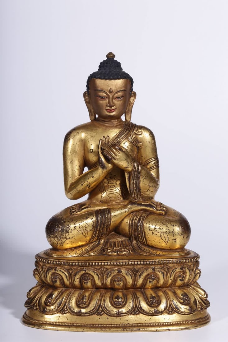 A seated statue of the Buddha in the Qing Dynasty in copper gilt in the Qing Dynasty: Qing Dynasty copper gilt seated Buddha statue SIZE: H:17.5cm L:12.5cm W:9cm W:1394g (The Dimensions Of All Batches Are Manually Measured.If You Need More Detailed Information, Please Contact Our Custo