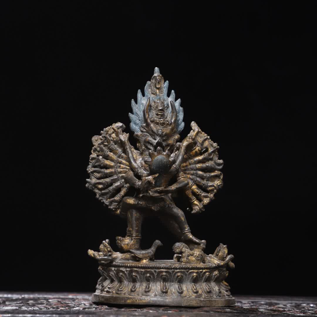 A statue of the Great Virtue Vajra Buddha in the Qing Dynasty: Qing Dynasty bronze rubbings and gold Great Virtue Vajra Buddha statues SIZE: H:18cm W:11cm T:5.5cm W:0.9kg (The Dimensions Of All Batches Are Manually Measured.If You Need More Detailed Information,