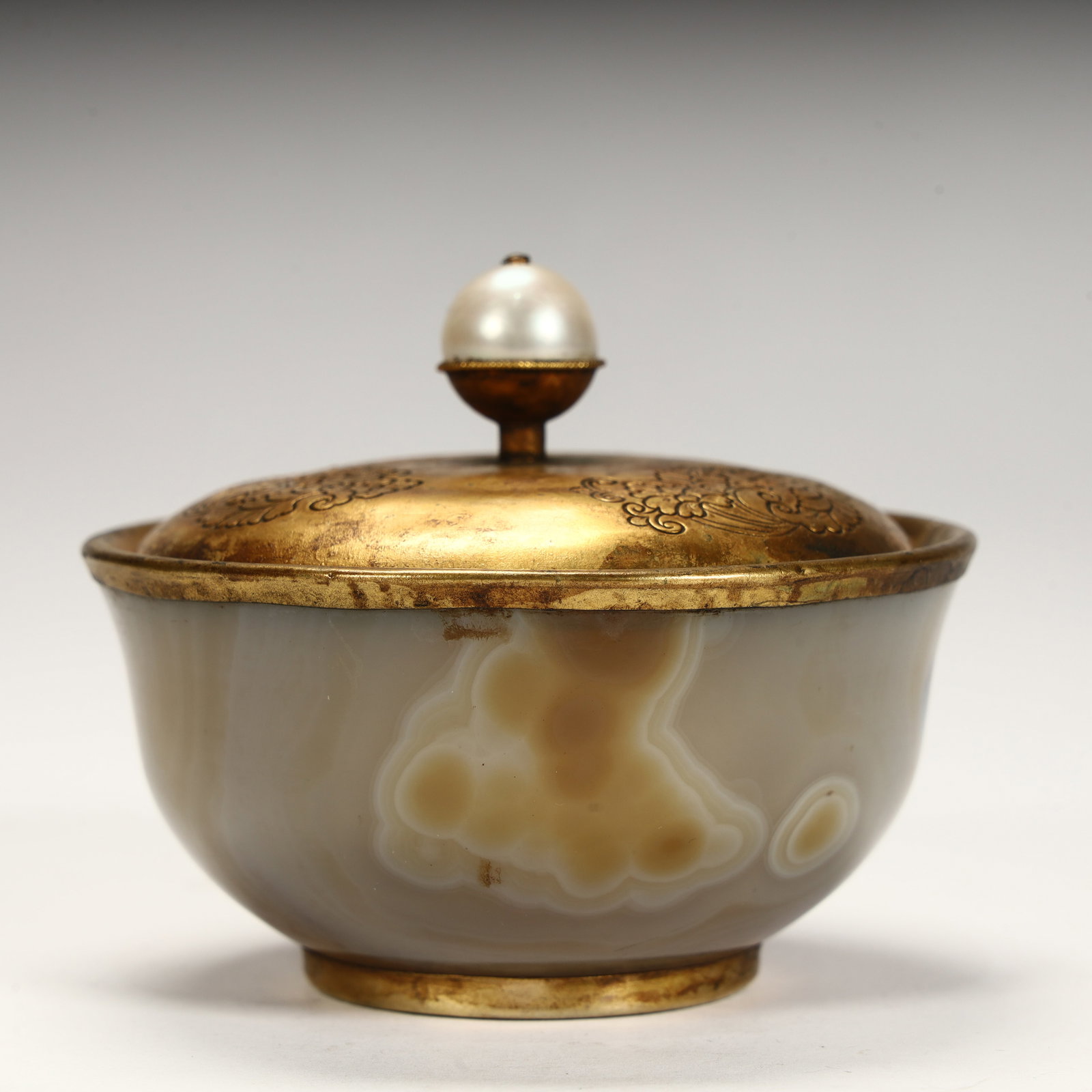 A piece of agate gaiwan: The agate bowl body, the top of the lid is embedded with pearls, the cover and the edge of the bowl, the bottom foot is gilded, the cover is engraved with patterns, the agate texture is unique, the cr