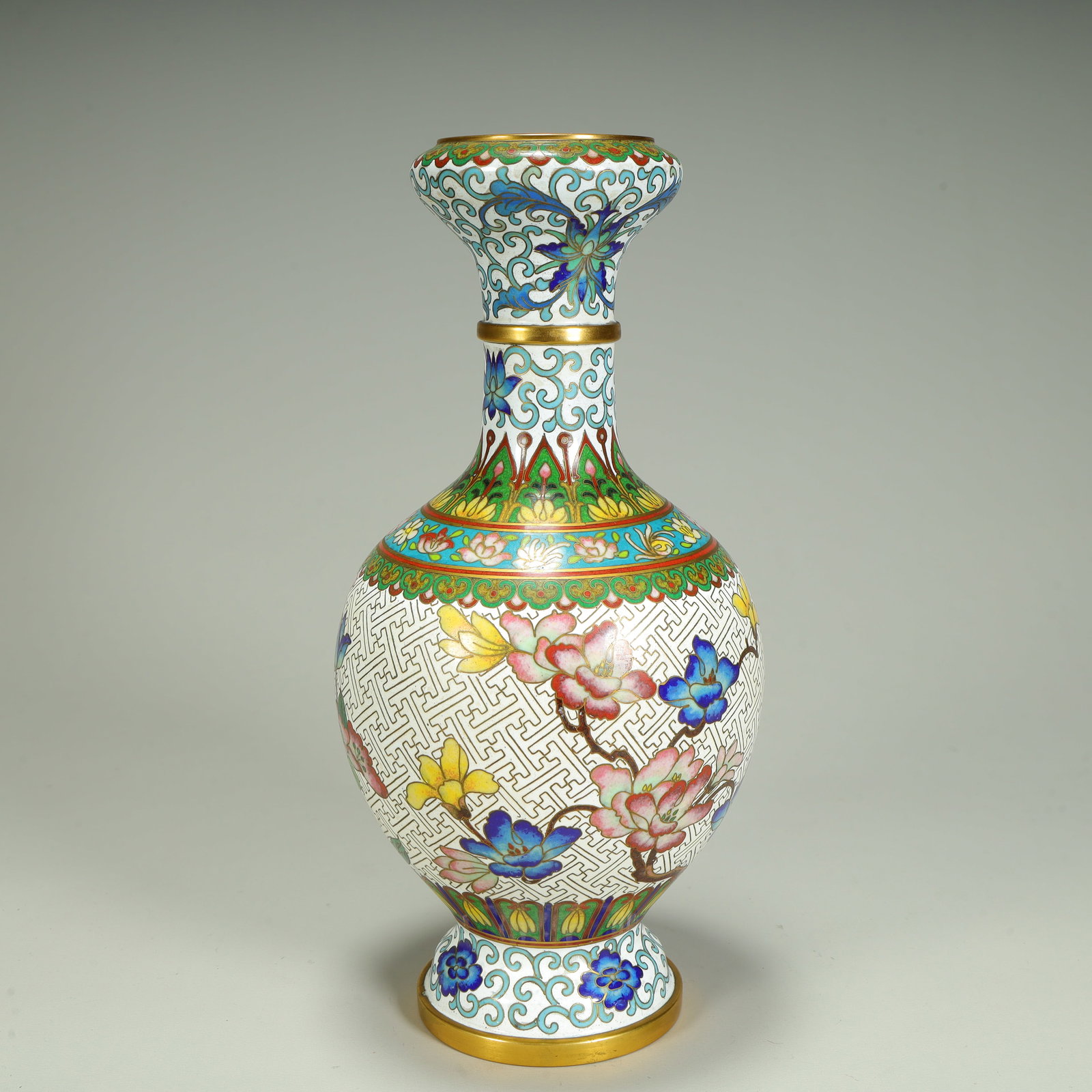 A copper-tired cloisonné enamel floral appreciation vase: Copper tire cloisonné enamel floral pattern appreciation vase SIZE: H:24cm L:11cm W:11cm W:624g (The Dimensions Of All Batches Are Manually Measured.If You Need More Detailed Information, Please Cont