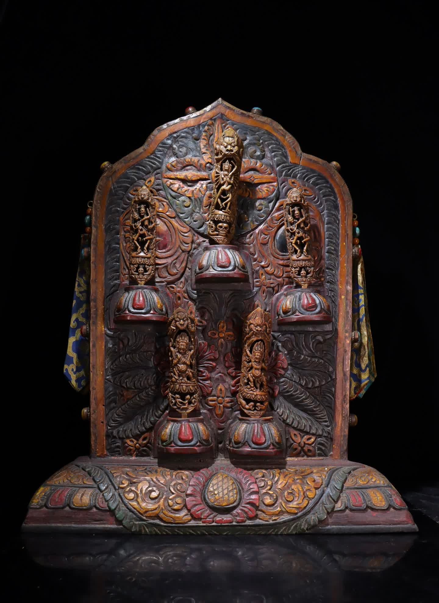A Bodhi root painted protector pestle offering a niche: Bodhi root painted protector pestle offering shrine with wooden carving as the main body, with painted and gilt technology, it is a special utensil for enshrining tantric ritual vessels and protector