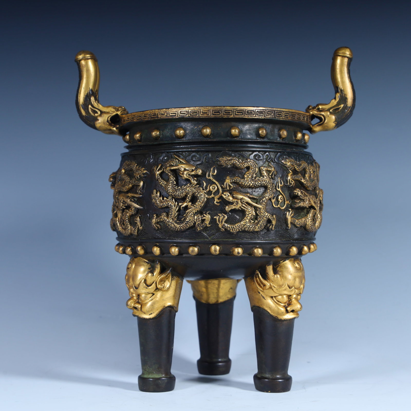 A Ming Yongle dragon pattern facing the sky ear pattern furnace: Ming Yongle dragon pattern facing the sky ear pattern furnace SIZE: H:21cm L:15cm W:14cm W:2.1kg (The Dimensions Of All Batches Are Manually Measured.If You Need More Detailed Information, Please Cont