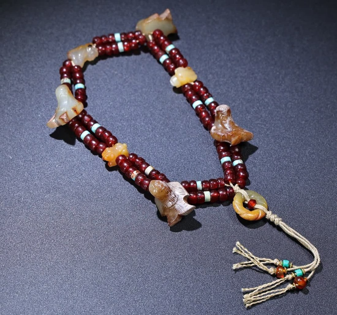 A Han Dynasty jade phoenix bird with agate charms: Han Dynasty jade phoenix bird with agate charm SIZE: Bird 23x20x20mm Total W: 108g (The Dimensions Of All Batches Are Manually Measured.If You Need More Detailed Information, Please Contact Our Custom