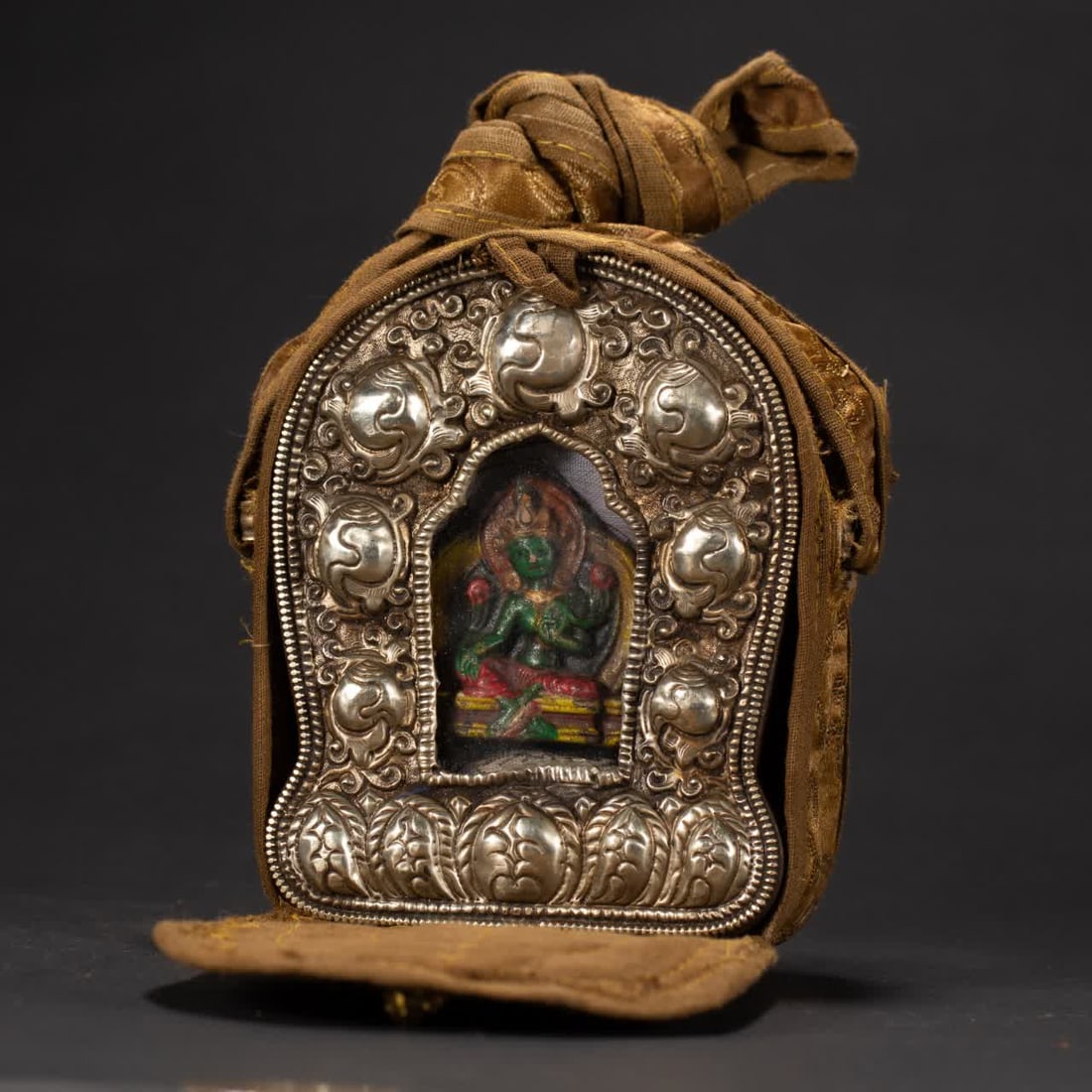 A Tibetan Gawu box from the Qing Dynasty: Tibetan Gawu box in the Qing Dynasty SIZE: L:15cm W:10cm (The Dimensions Of All Batches Are Manually Measured.If You Need More Detailed Information, Please Contact Our Customer Service Before