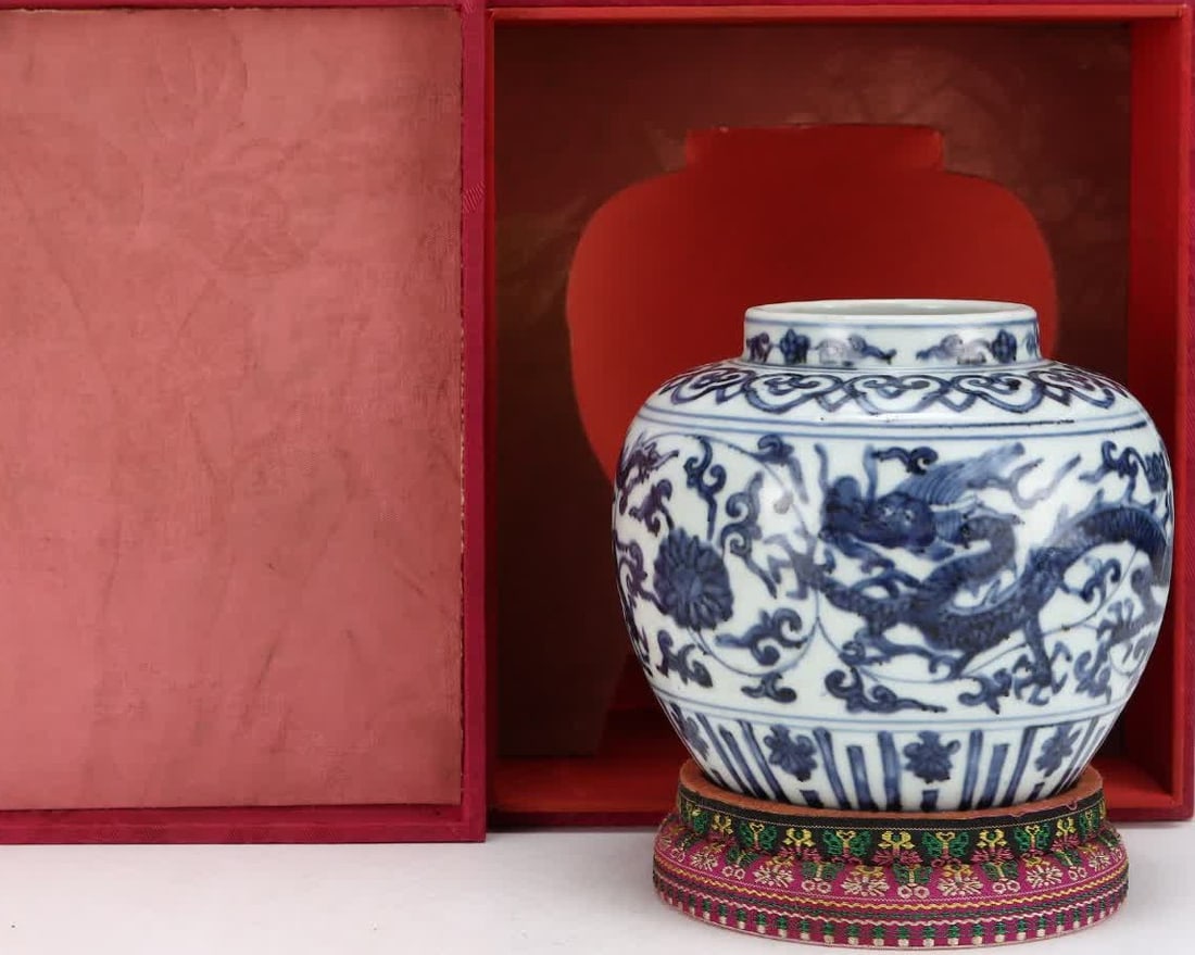 A Ming Dynasty Wanli blue and white cloud dragon pattern jar: Ming Wanli blue and white cloud dragon pattern jar SIZE: H: 13.5cm Abdominal diameter 15.3cm (The Dimensions Of All Batches Are Manually Measured.If You Need More Detailed Information, Please