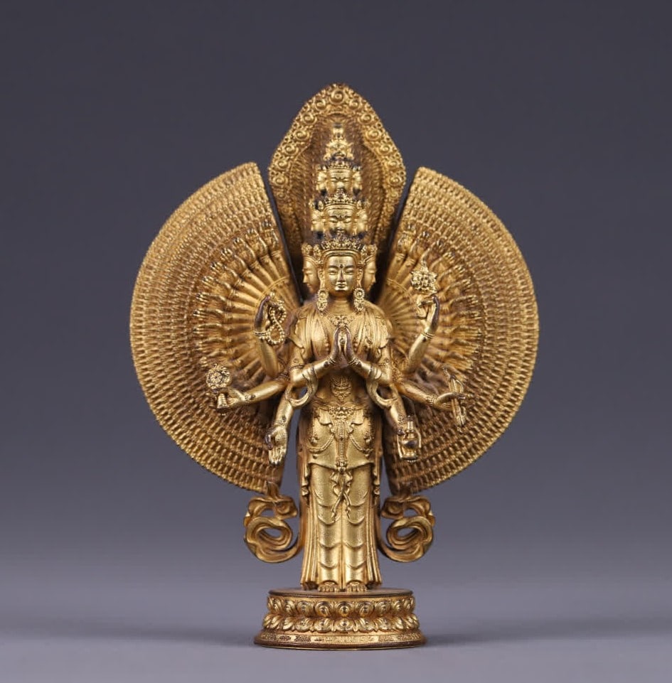 A Qing Dynasty copper gilt thousand-handed Guanyin statue: Qing Dynasty copper gilt thousand-handed Guanyin statue The whole is made of copper tire and full-body gilt technology, the gold water is thick and full, showing the warm golden luster of Hua kneeling