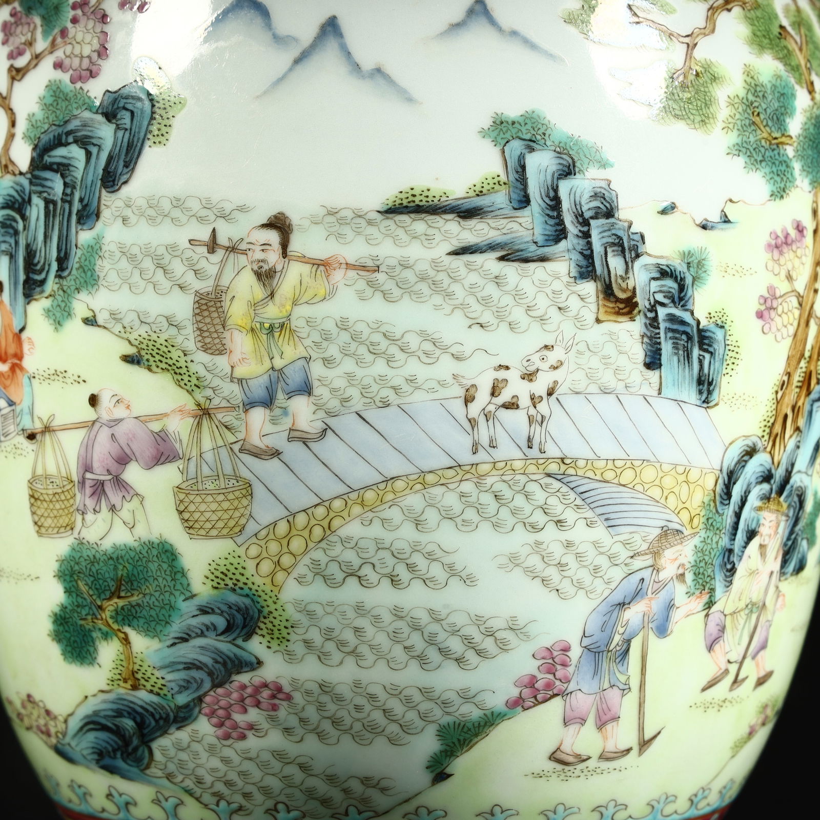 A Qianlong pastel amphora - 8