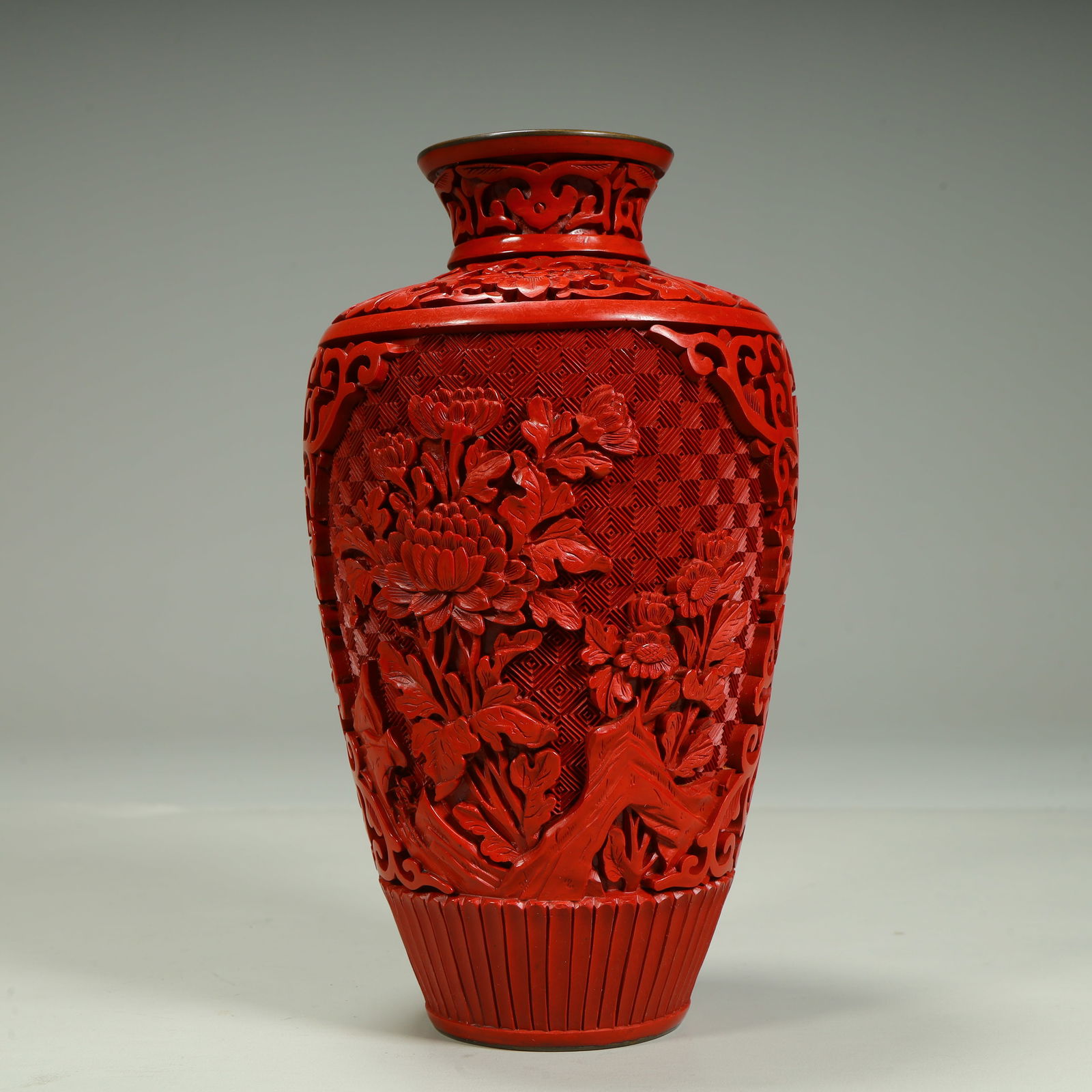 A Qing Dynasty red peony pattern plum bottle - 3