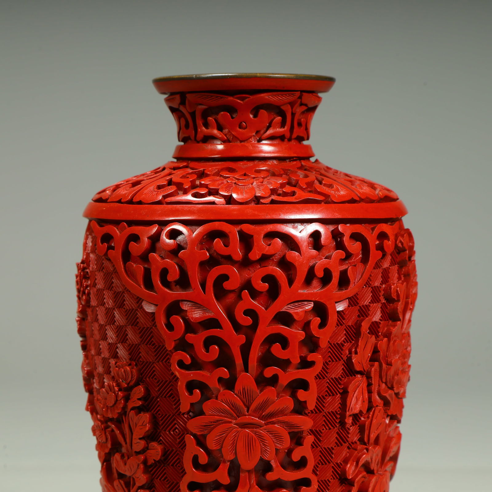 A Qing Dynasty red peony pattern plum bottle - 4