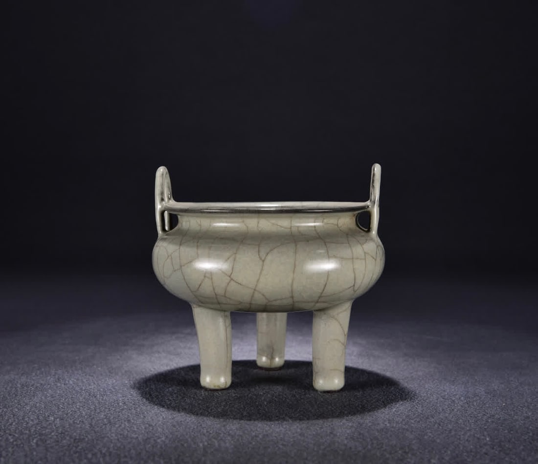 A three-legged amphora of Song official kiln: Song official kiln three-legged amphora furnace SIZE: H:16cm W:18cm (The Dimensions Of All Batches Are Manually Measured.If You Need More Detailed Information, Please Contact Our Customer Service Befo