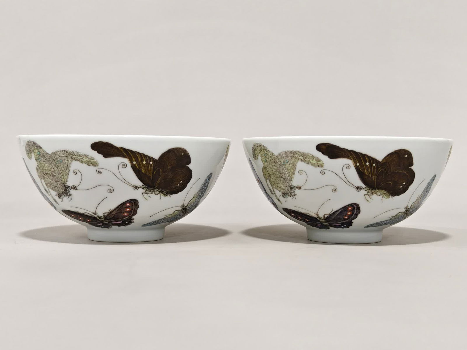 A pair of pastel butterfly pattern palace bowls made in the Yongzheng period of the Qing Dynasty: The Qing Dynasty Yongzheng year pastel butterfly pattern palace bowl SIZE: H:7cm D:14.3cm (The Dimensions Of All Batches Are Manually Measured.If You Need More Detailed Information, Please Contact Our