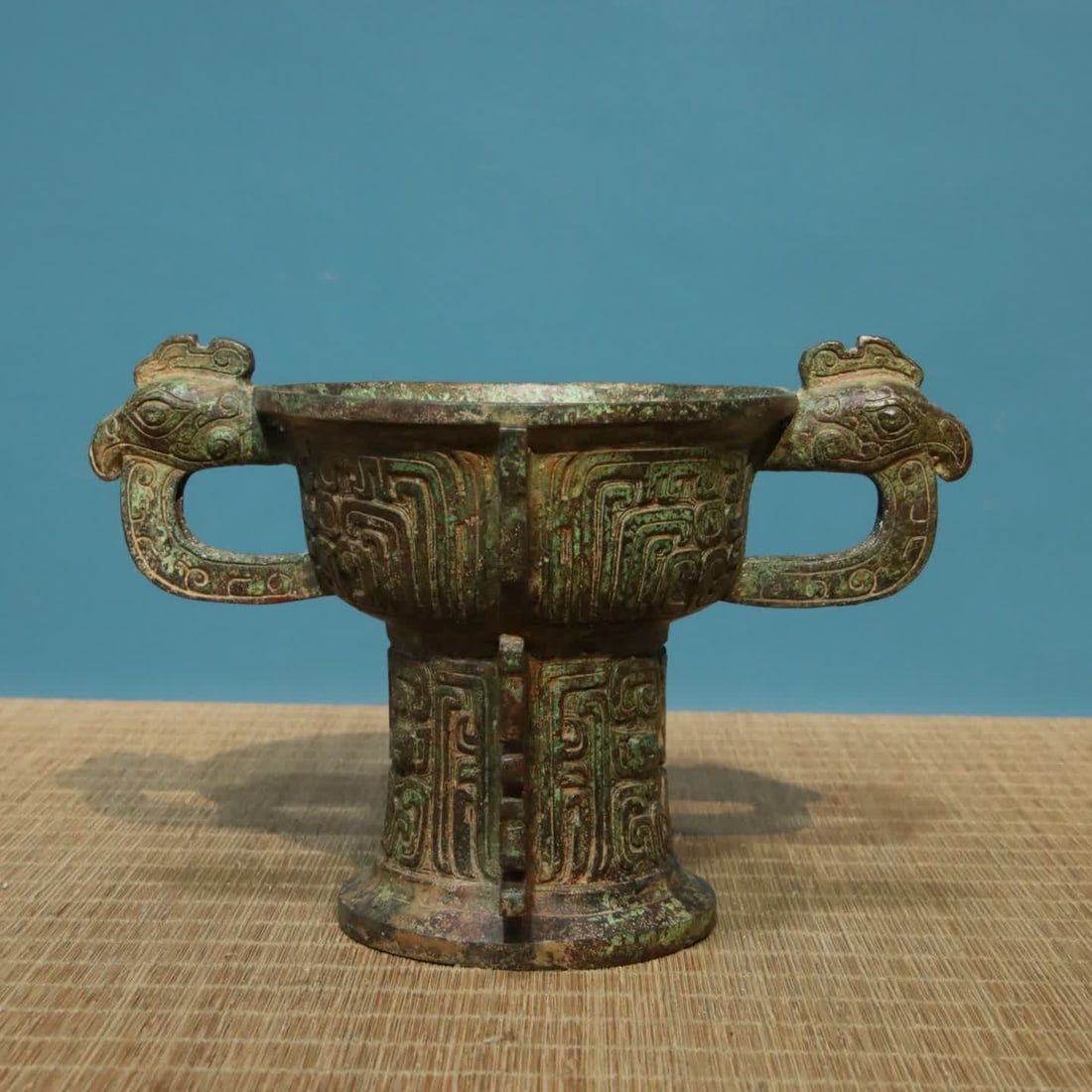 A bronze vessel: Bronze vessel SIZE: L:24cm W:16.5cm H:17cm W:1.55kg (The Dimensions Of All Batches Are Manually Measured.If You Need More Detailed Information, Please Contact Our Customer Service Before Bidding.)