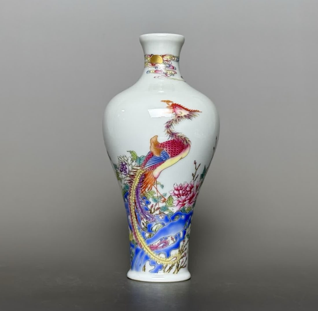A piece made in the Yongzheng year of the Qing Dynasty, Danfeng Chaoyang, phoenix peony,: Made in the Yongzheng period of the Qing Dynasty, Danfeng Chaoyang, phoenix peony, gold-painted fishtail bottle SIZE: mouthD: 2.9cm H: 15.1cm Belly diameter 7.3cm Bottom diameter 4cm (The Dimensions O