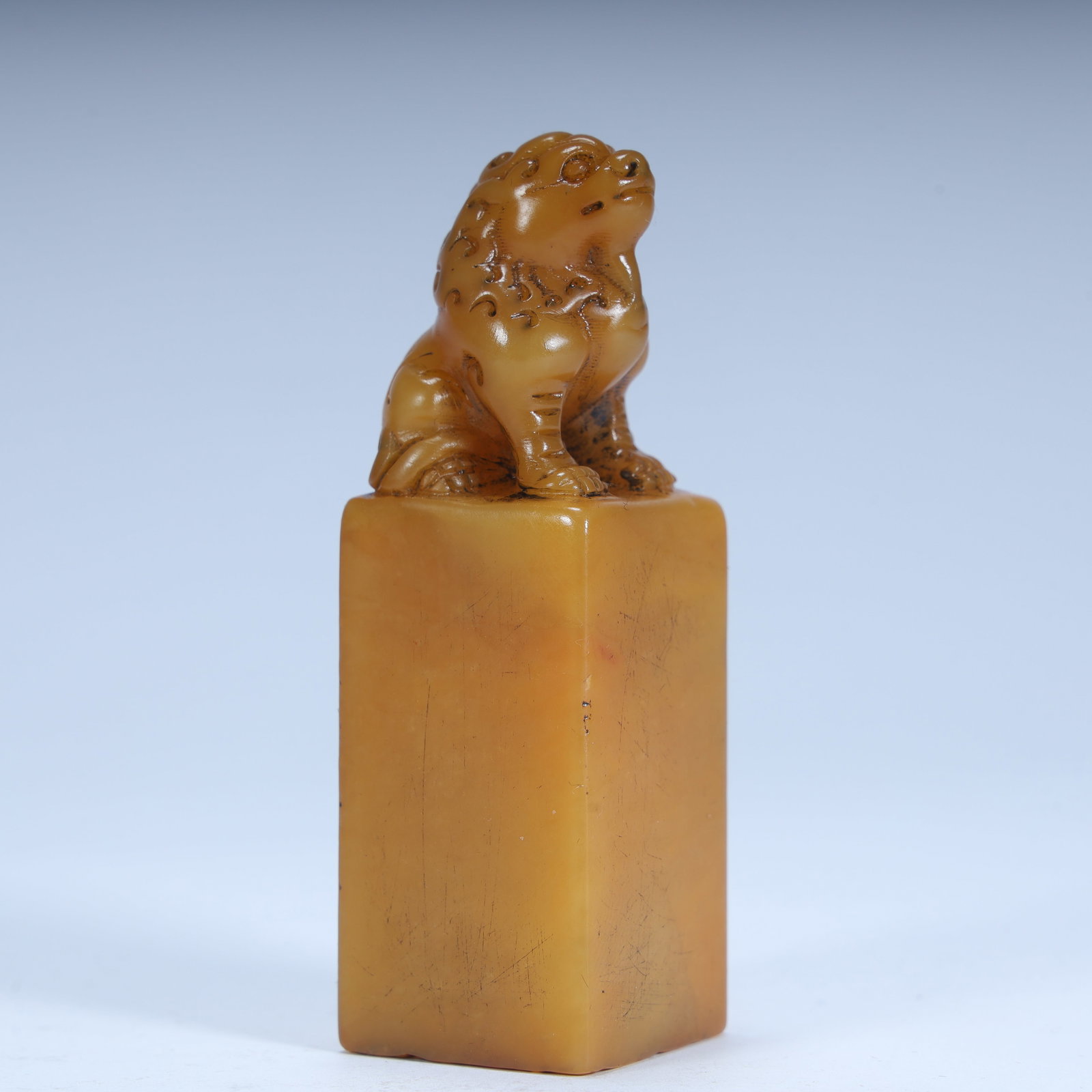 A Qing Dynasty Shoushan stone auspicious lion button seal: Qing Dynasty Shoushan Shirui Lion Button Seal SIZE: H:8.5cm L:2.7cm W:2.7cm W:112g (The Dimensions Of All Batches Are Manually Measured.If You Need More Detailed Information, Please Contact Our Custom