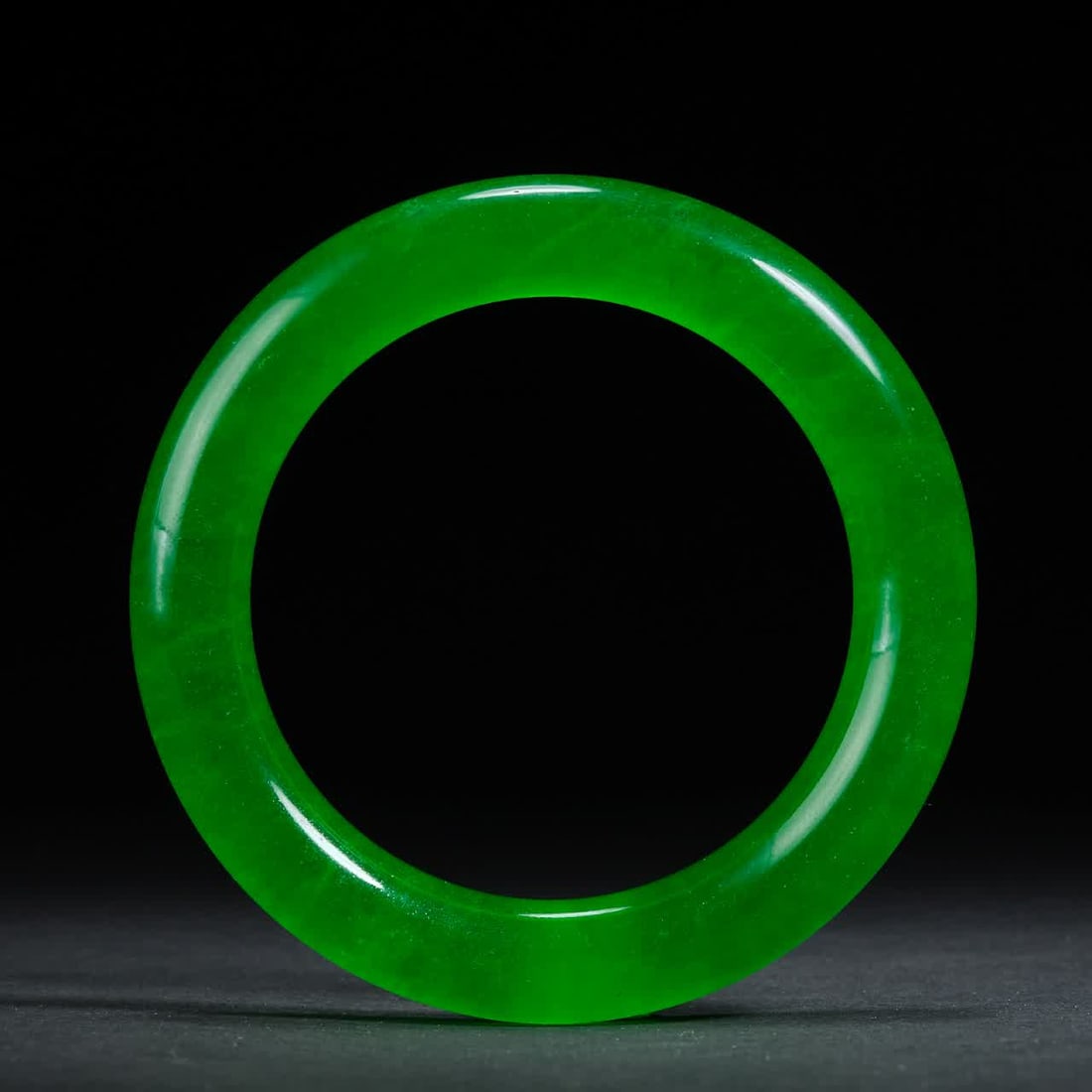 A Qing Dynasty jade bracelet: Qing Dynasty jade bracelet SIZE: Inner diameter 5.8cm (The Dimensions Of All Batches Are Manually Measured.If You Need More Detailed Information, Please Contact Our Customer Service Before Bidding.)