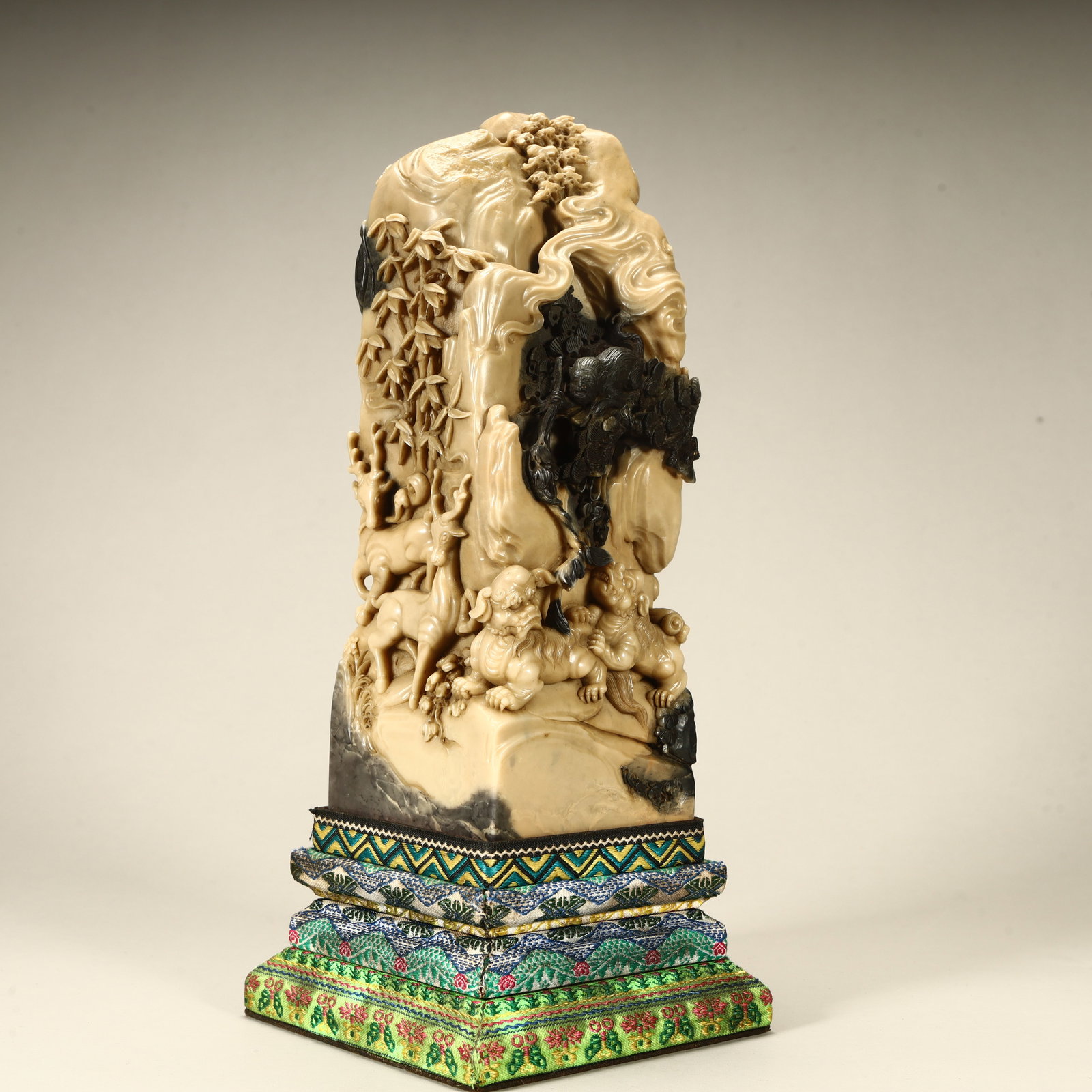 A Qing Dynasty fine Shoushan stone auspicious beast pattern square seal: Qing Dynasty fine Shoushan stone auspicious beast pattern square seal SIZE: H:20cm L:7.3cm W:7.3cm W:2065g (The Dimensions Of All Batches Are Manually Measured.If You Need More Detailed