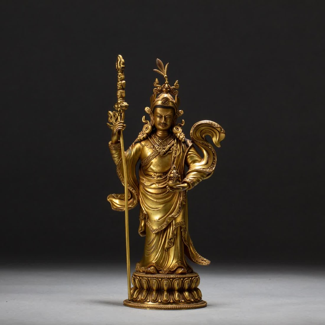 A bronze gilt Buddha statue of the Qing Dynasty: A copper-gilt Buddha statue of the Qing Dynasty SIZE: L:9cm W:6.5cm H:23cm (The Dimensions Of All Batches Are Manually Measured.If You Need More Detailed Information, Please Contact Our Customer
