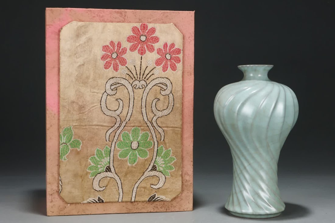 A Song official kiln pink celadon string pattern plum bottle: Song official kiln powder blue glaze string pattern plum bottle SIZE: H: 23.5cm Abdominal diameter 13.8cm (The Dimensions Of All Batches Are Manually Measured.If You Need More Detailed Information, Pl