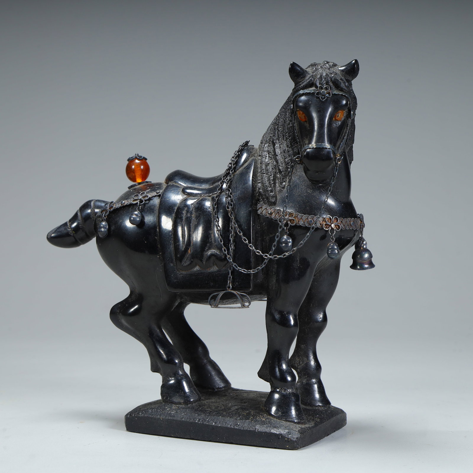 A celluloid-inlaid silver filigree steed: Celluloid inlaid with silver filigree steeds SIZE: H:14.5cm L:15cm W:5.5cm W:408g (The Dimensions Of All Batches Are Manually Measured.If You Need More Detailed Information, Please Contact Our