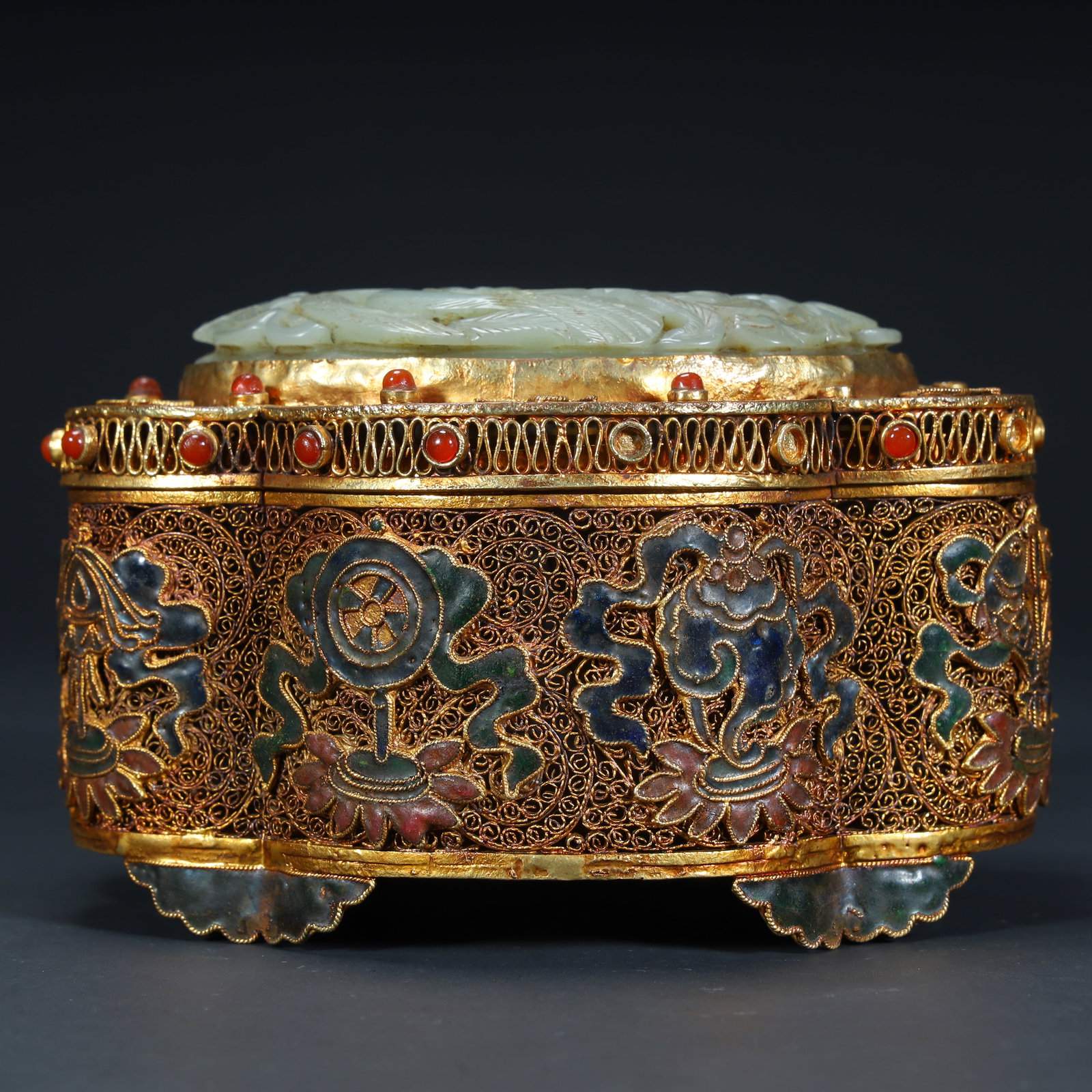 A silver-gilt brushed Hetian jade lid box from the Qianlong period of the Qing Dynasty: Qianlong period of the Qing Dynasty silver gilt brushed inlaid Hetian jade cover box SIZE: H:8.5cm L:13.5cm W:11.5cm W:526g (The Dimensions Of All Batches Are Manually Measured.If You Need More Detail