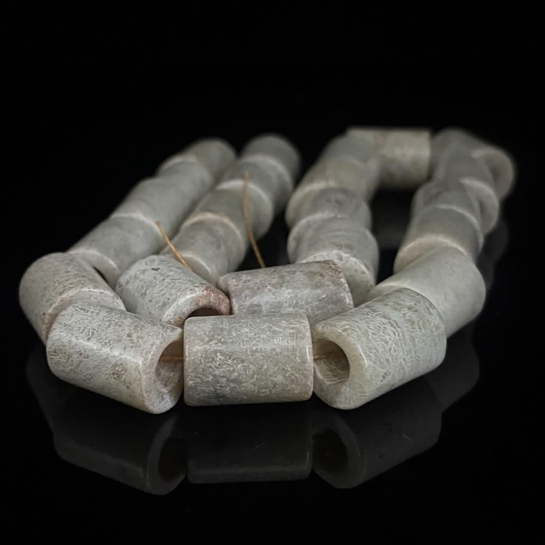 A Han Dynasty chicken bone white jade pipe: Han Dynasty chicken bones and white jade pipes SIZE: 2.0x1.5cm W:183g (The Dimensions Of All Batches Are Manually Measured.If You Need More Detailed Information, Please Contact Our Customer Service Be