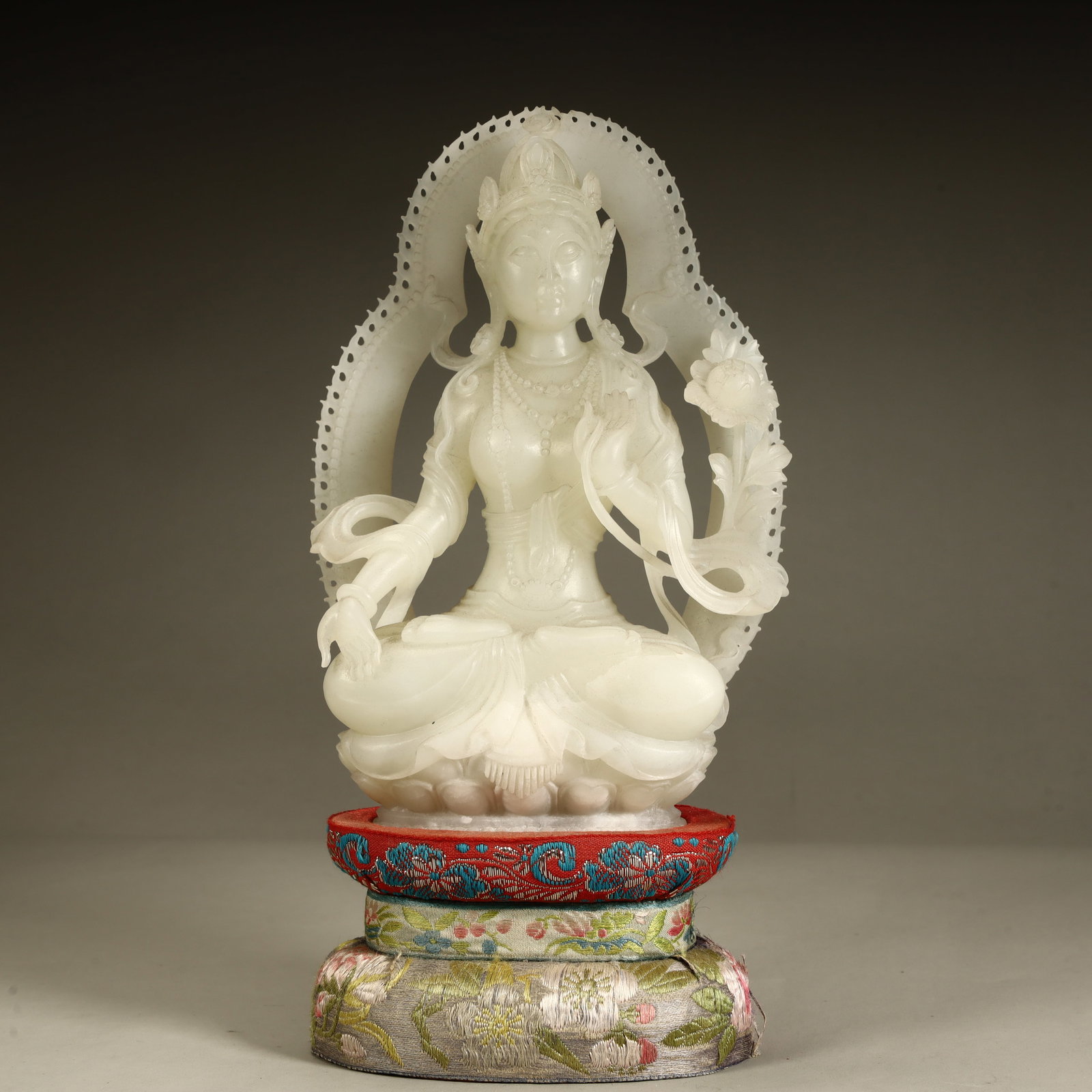 A seated statue of Guanyin in the Qing Dynasty and Hetian: Qing Dynasty Hetian white jade Guanyin seated statue SIZE: H:16.5cm L:11cm W:5cm W:692g (The Dimensions Of All Batches Are Manually Measured.If You Need More Detailed Information, Please Contact Our C