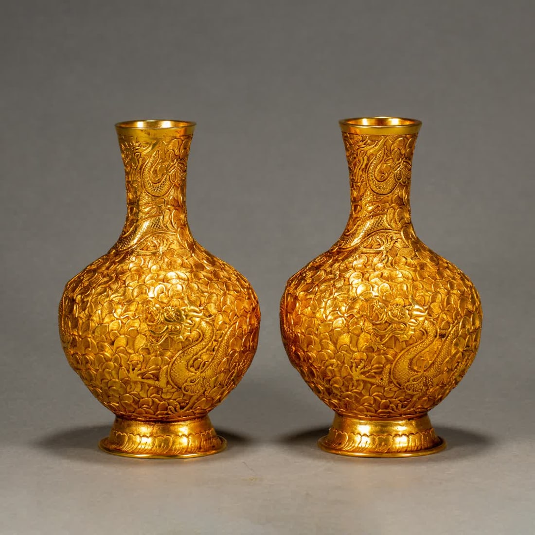 A pair of copper gilt dragon vases from the Qing Dynasty: A pair of copper-gilt dragon vases from the Qing Dynasty SIZE: L:13cm W:13cm H:18cm (The Dimensions Of All Batches Are Manually Measured.If You Need More Detailed Information, Please Contact Our Custo