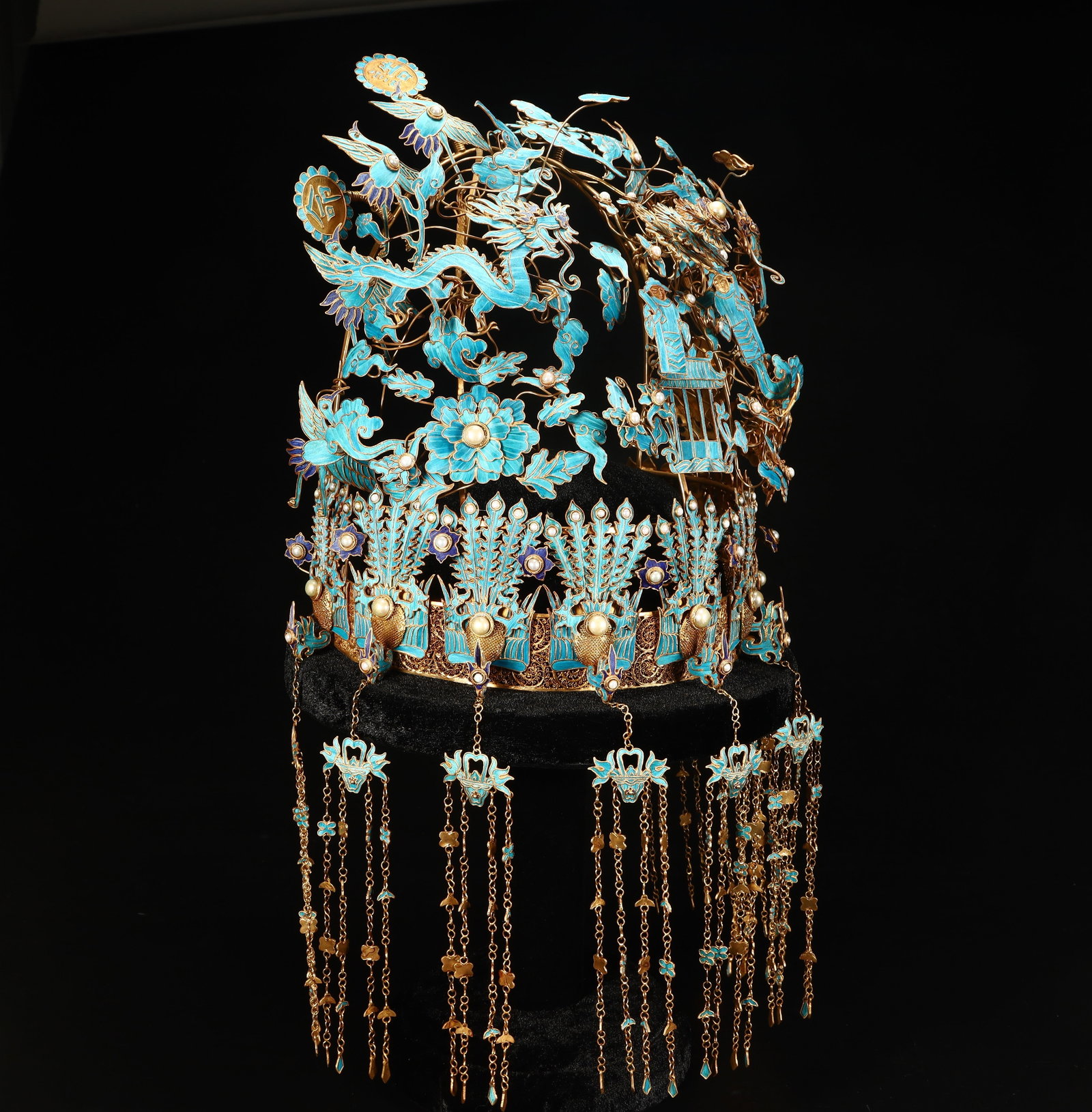 A Qing Dynasty emerald dragon and phoenix pattern phoenix crown: Qing Dynasty dotted emerald dragon and phoenix pattern phoenix crown SIZE: H:43cm L:26cm W:16cm W:813g (The Dimensions Of All Batches Are Manually Measured.If You Need More Detailed Information, Pleas