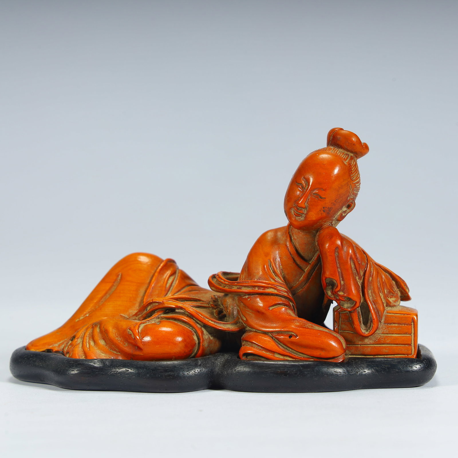 A Qing Dynasty boxwood lady lying ornament: Qing Dynasty boxwood lady lying ornament SIZE: H:6cm L:10cm W:4cm W:40.5g (The Dimensions Of All Batches Are Manually Measured.If You Need More Detailed Information, Please Contact Our Customer