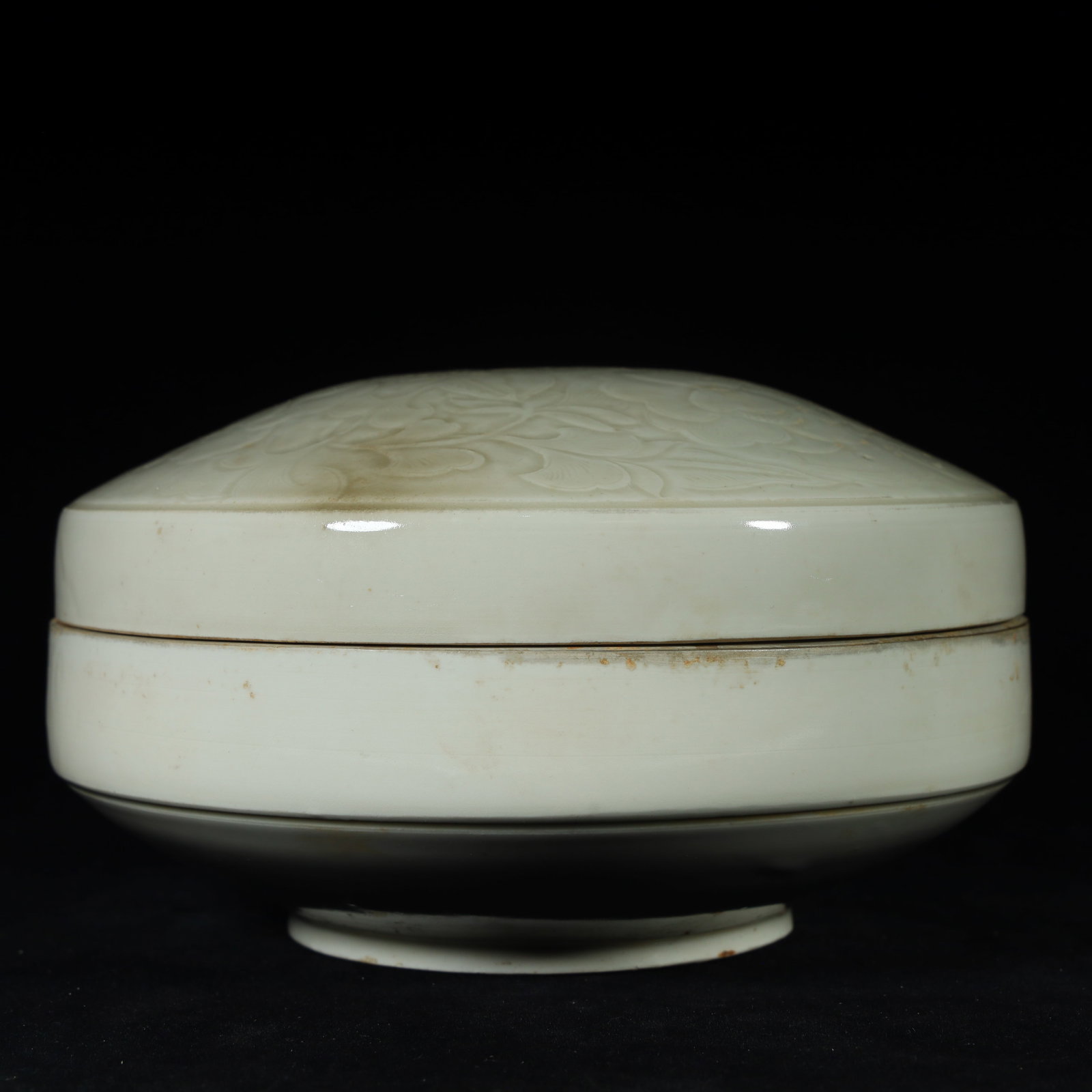 A Song Dynasty kiln carved flower box: Song Dynasty kiln carved box SIZE: H:11cm W:21cm W:1.3kg (The Dimensions Of All Batches Are Manually Measured.If You Need More Detailed Information, Please Contact Our Customer Service Before