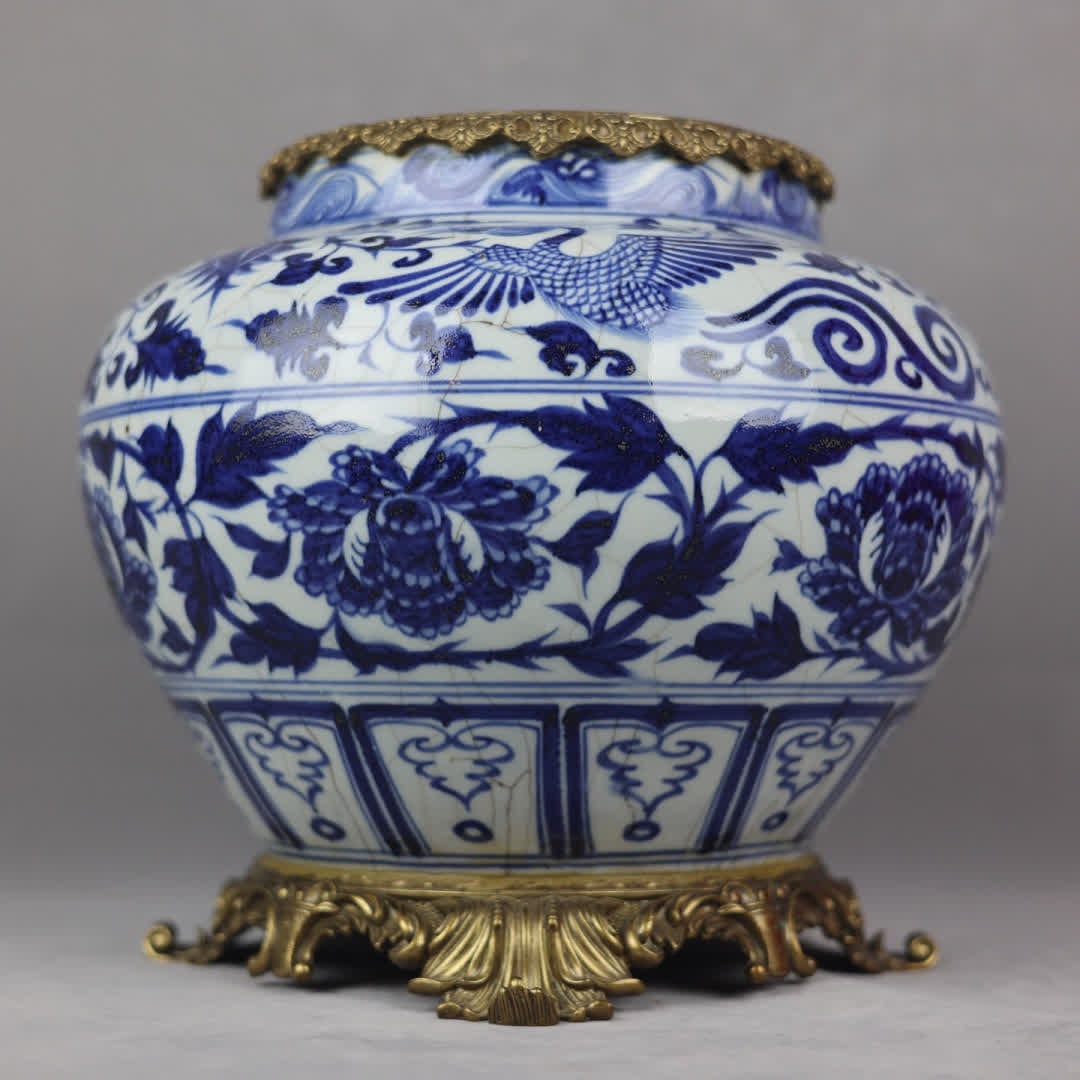 A Qing Dynasty blue and white phoenix wearing a large pot with copper edges with peony patterns: Qing Dynasty blue and white phoenix wears peony pattern inlaid copper-rimmed large jar SIZE: H: 34cm mouthD: 22cm D: 30cm Bottom diameter 25cm (The Dimensions Of All Batches Are Manually