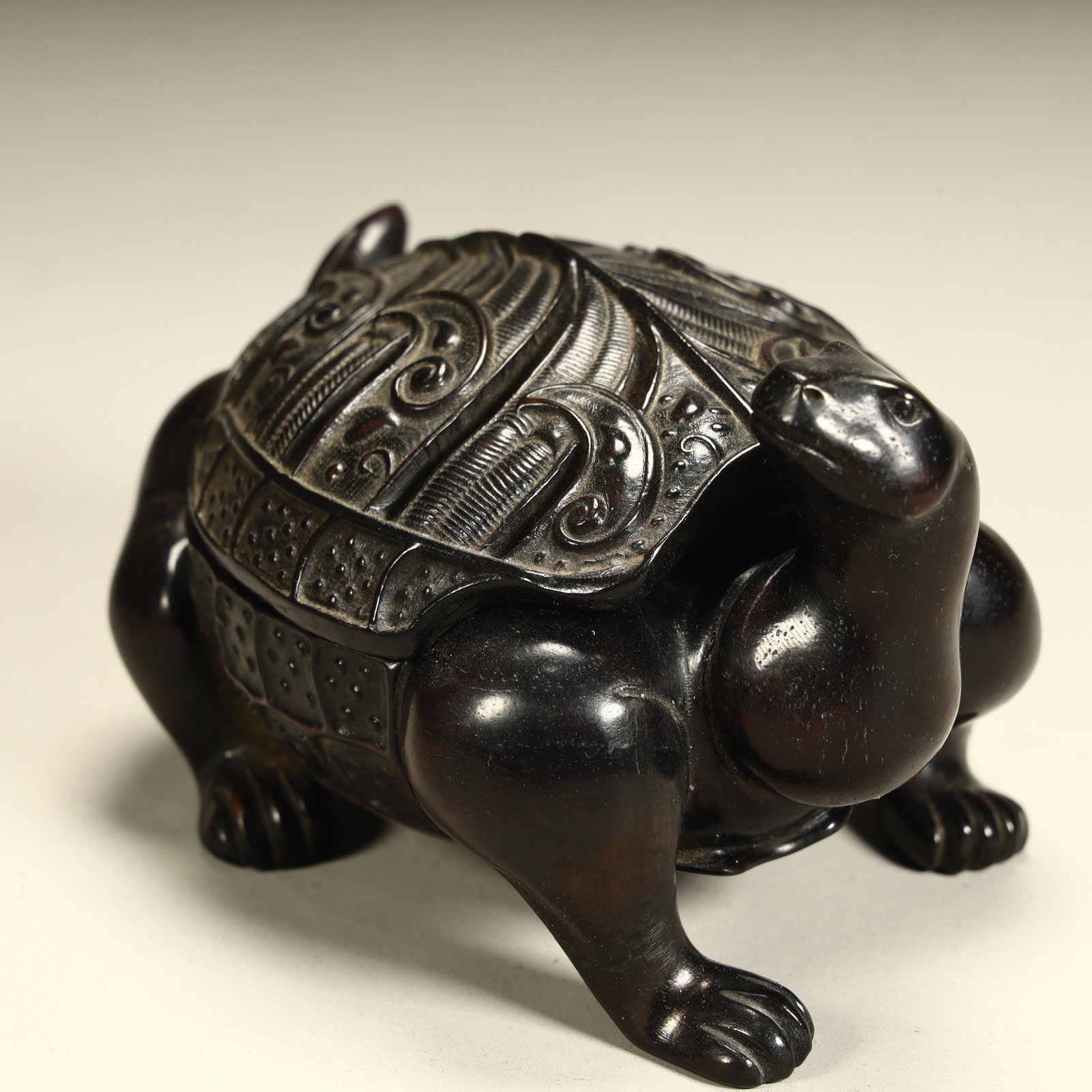 A Qing Dynasty rosewood carved turtle-shaped lid box: Qing Dynasty rosewood carved turtle-shaped lid box SIZE: H:7cm L:11.5cm W:7cm W:123g (The Dimensions Of All Batches Are Manually Measured.If You Need More Detailed Information, Please Contact Our