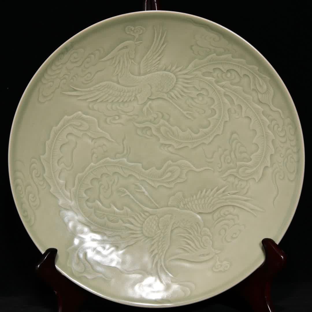 A large plate with a Yue kiln carved phoenix pattern: Yue kiln carved phoenix pattern plate SIZE: H:4.6cm D:31cm (The Dimensions Of All Batches Are Manually Measured.If You Need More Detailed Information, Please Contact Our Customer Service Before