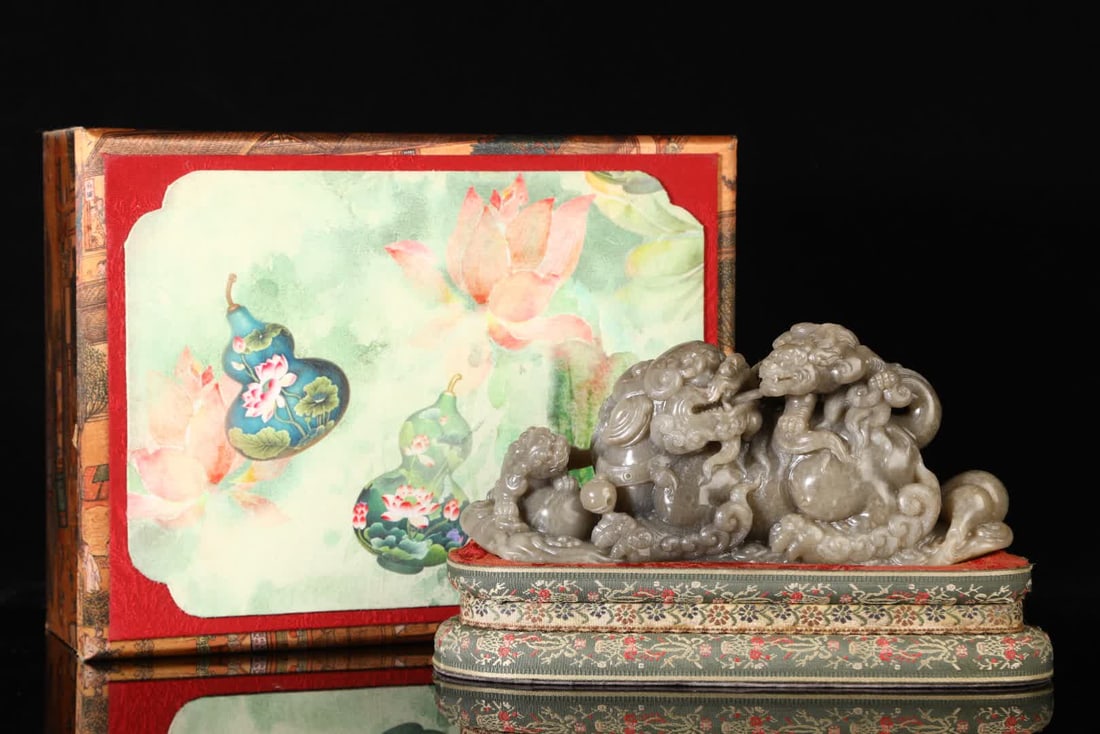 A Qing Dynasty Tian Huangshi old cloth box ornament: Qing Dynasty Tian Huangshi old cloth box ornament SIZE: W:1705g H:11cm W:23.5cm (The Dimensions Of All Batches Are Manually Measured.If You Need More Detailed Information, Please Contact Our Customer 
