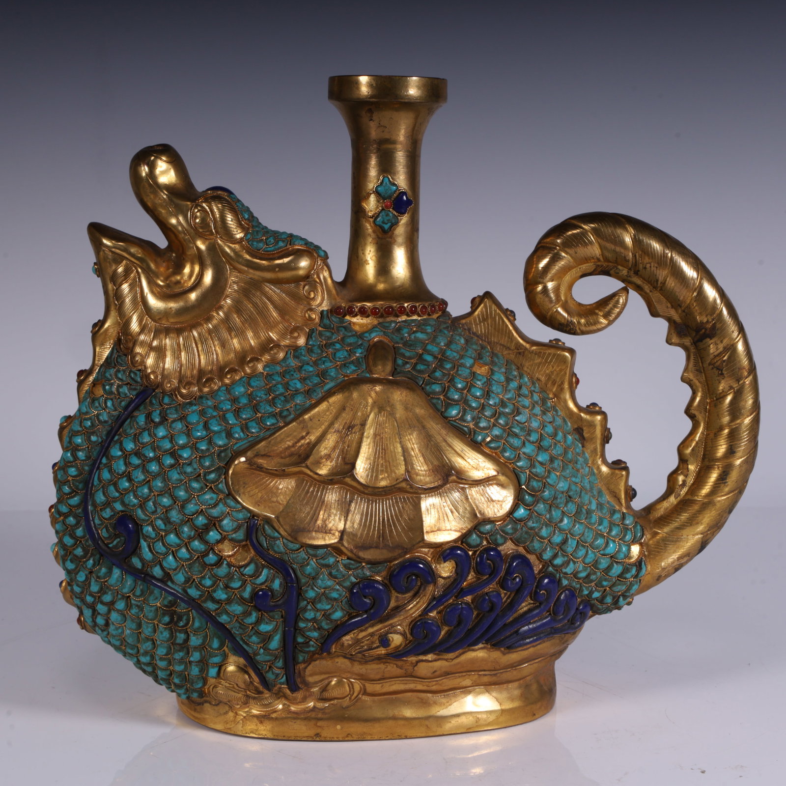 One is a copper-gilt turquoise Capricorn pot, shaped like Capricorn (a mythical fish-shaped: It is a copper-gilt turquoise Capricorn pot, shaped like Capricorn (a mythical fish-shaped creature), the body is inlaid with turquoise, showing a fish-scale effect, and is also decorated with blue en