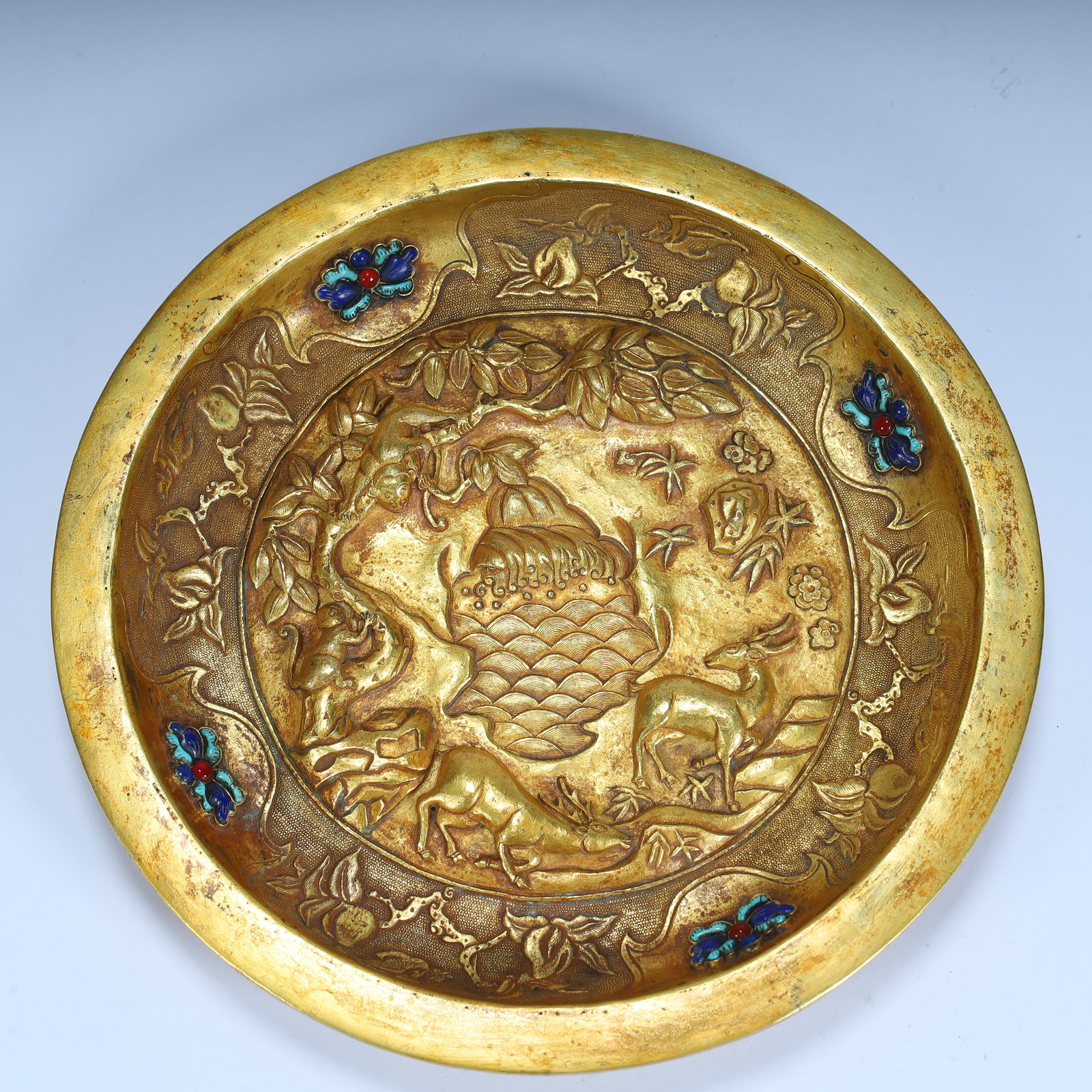 A gilded inlaid enamel beast floral pattern plate: Gilded inlaid enamel beast flower pattern plate SIZE: H:2.5cm L:18cm W:18cm W:592g (The Dimensions Of All Batches Are Manually Measured.If You Need More Detailed Information, Please Contact Our Custom