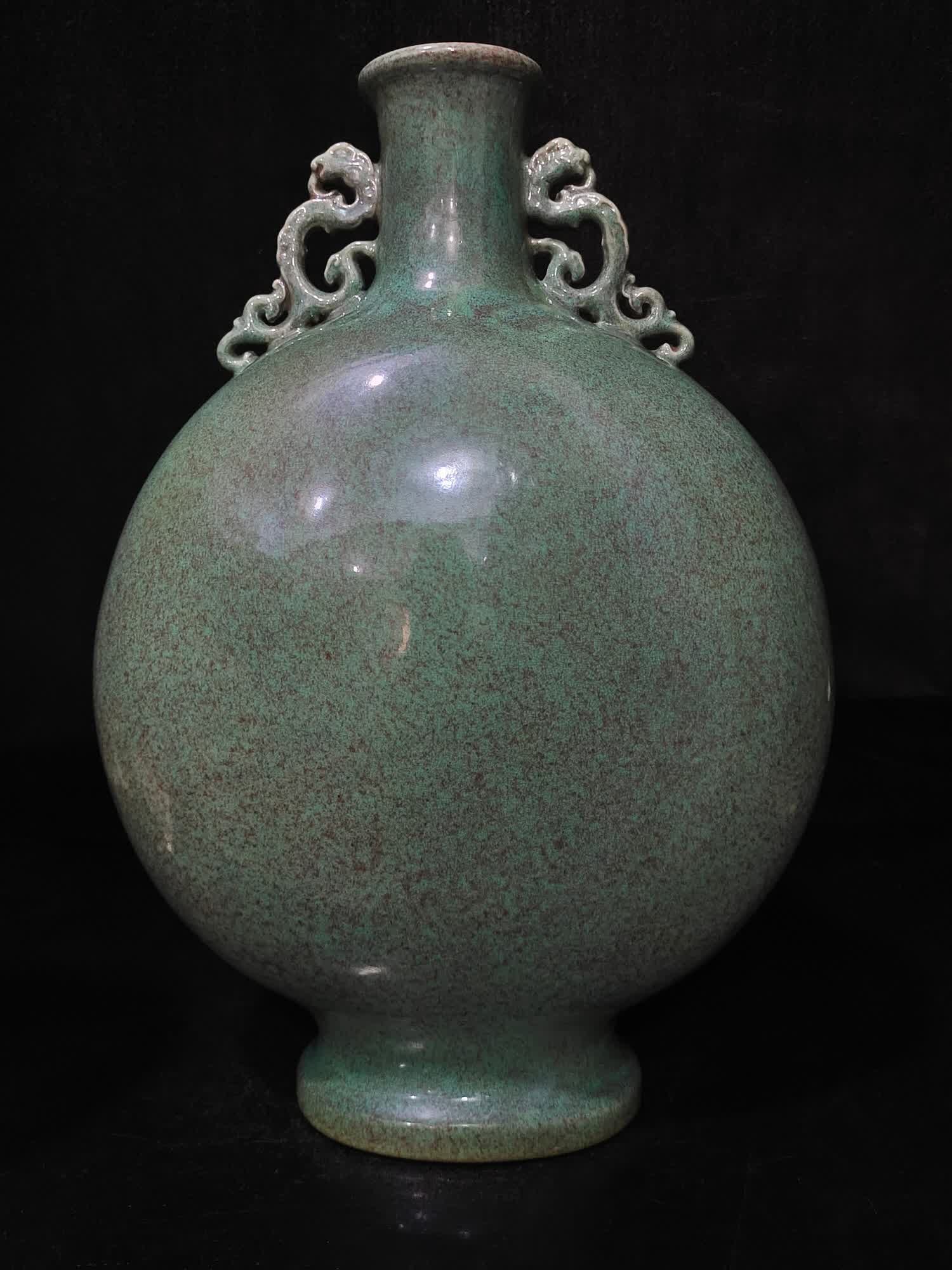 A piece of the Qing Dynasty Qing Dynasty made of Lujun glaze dragon ear moon bottle with fat glaze: The Qing Dynasty Qing Dynasty Dry Year Lujun Glazed Dragon Ear Holding Moon Bottle Glaze Fat Shape Simple Pulp Mellow and Natural SIZE: H: 34cm Belly diameter 23cm mouthD: 6cm (The Dimensions Of All B