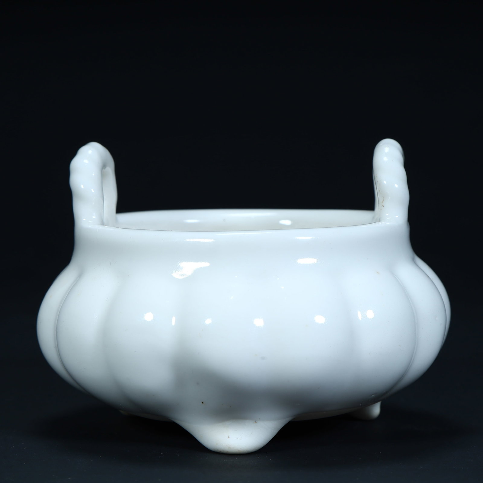A white porcelain melon ridge amphora three-legged incense burner: A three-legged incense burner with white porcelain melon edges, amphora, and three legs SIZE: H:7cm L:10cm W:10cm W:246g (The Dimensions Of All Batches Are Manually Measured.If You Need More