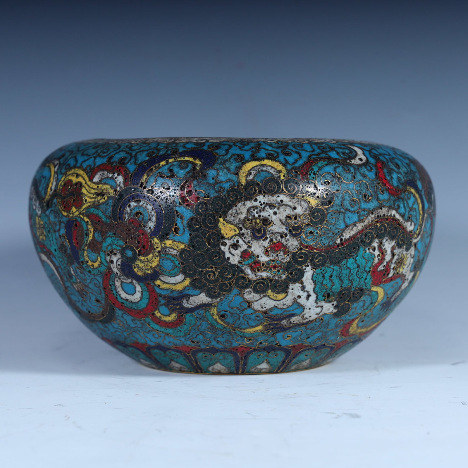 A piece of Qing Dynasty Qianlong cloisonné "lion rolling hydrangea pattern" washed: Qing Dynasty Qianlong cloisonné "lion rolling hydrangea pattern" washed SIZE: H:9cm L:17cm W:17cm W:631.9g (The Dimensions Of All Batches Are Manually Measured.If You Need More Detailed