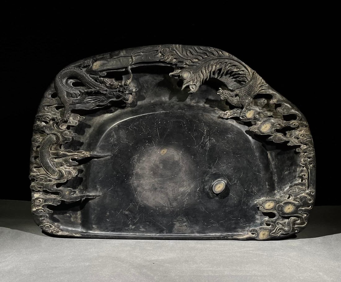 A piece of Dong Gao Duanyan: Dong Gao, Duanyan, dragon and phoenix presentation. The carving is fine and agile, vivid. The hollow carving is layered. The natural stone eye is inkstone-shaped and has smooth and natural lines. The
