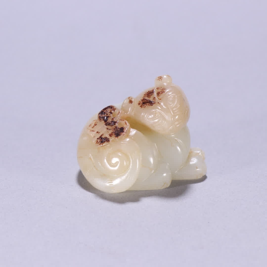 A Qing Dynasty Hetian jade beast carving: Qing Dynasty Hetian jade beast carving SIZE: H:3.8cm W:4.6cm W:80.5g (The Dimensions Of All Batches Are Manually Measured.If You Need More Detailed Information, Please Contact Our Customer Service Bef