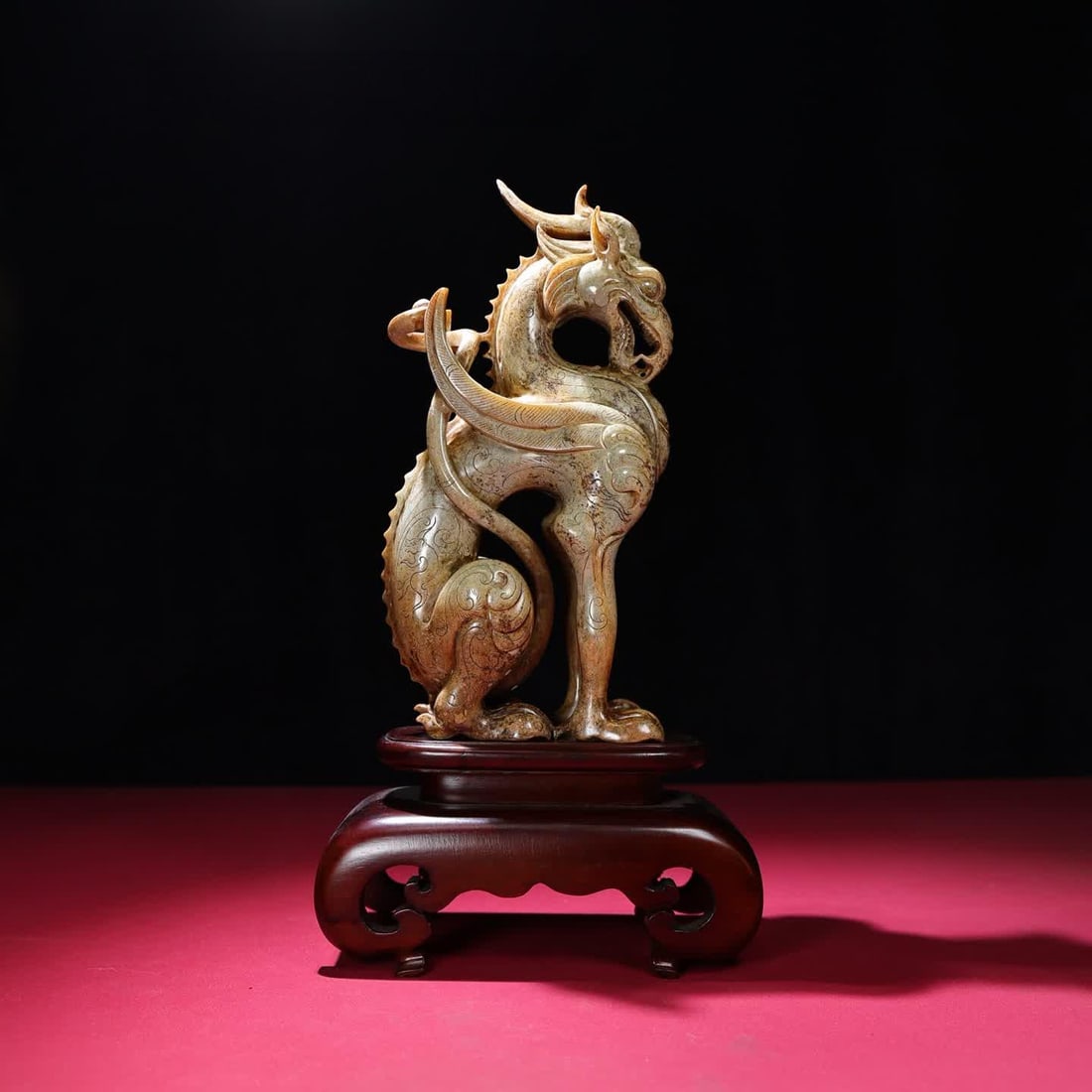 A Han Dynasty jade dragon ornament: Han Dynasty jade dragon ornament SIZE: 240x69x117mm W:1411g (The Dimensions Of All Batches Are Manually Measured.If You Need More Detailed Information, Please Contact Our Customer Service Before Biddi